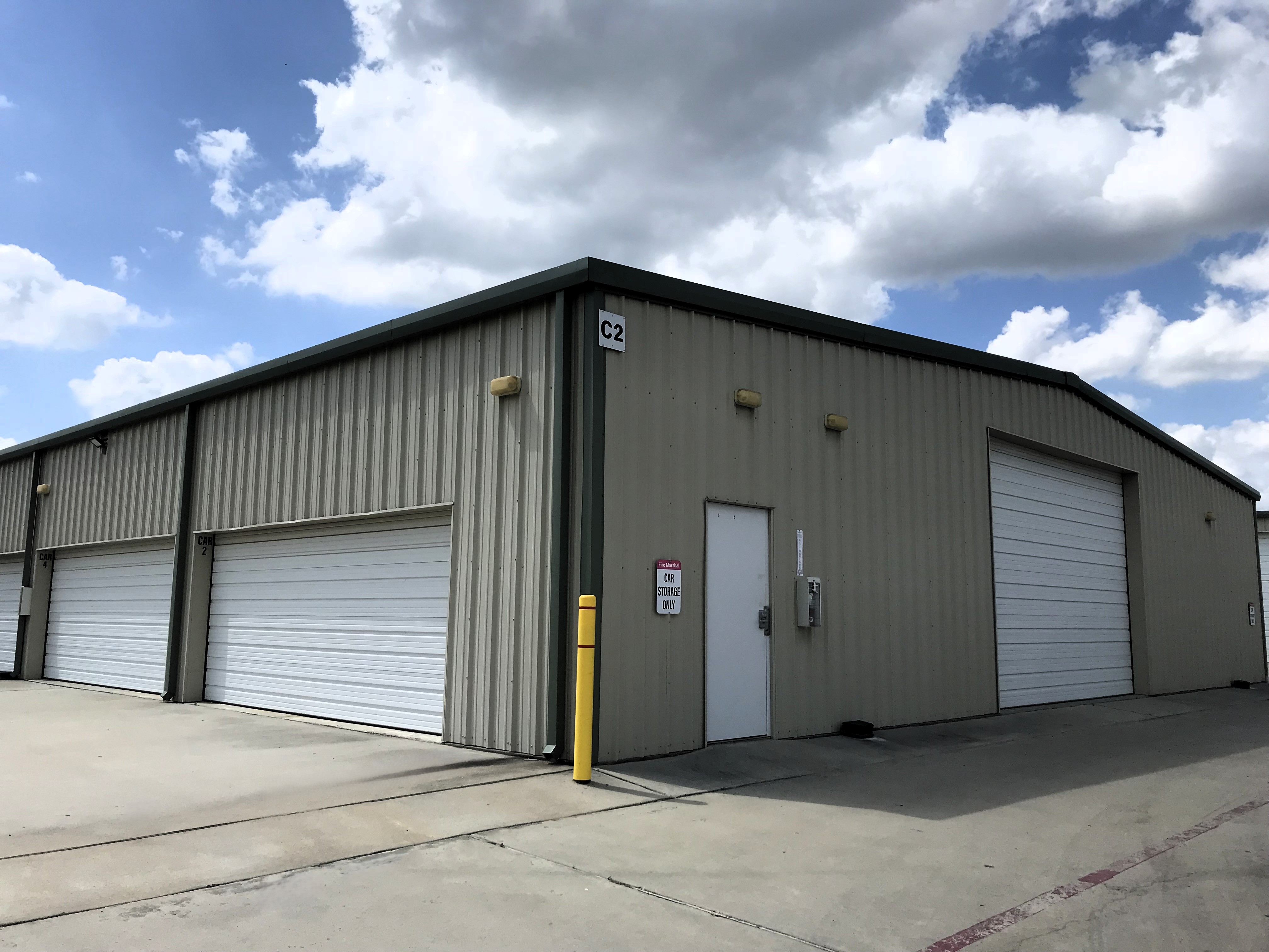 Garage Building Exterior - Perfect For Vehicle Storage in Spring, TX